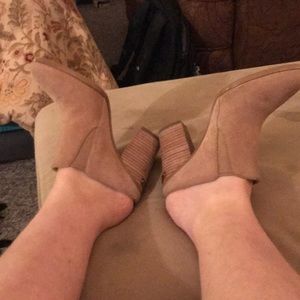 Beige/ tan slip on MICHEALKORS SLIPON HEAL!